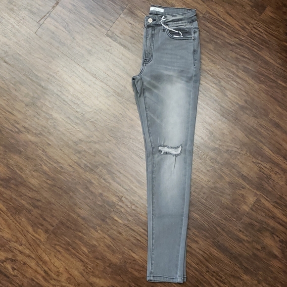 Mid-Rise Distressed Knee Skinny. - Picture 2 of 8